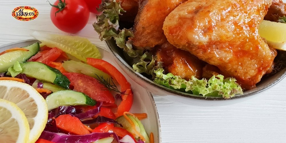 Salad tươi mát giúp cân bằng vị béo của món gà chiên
