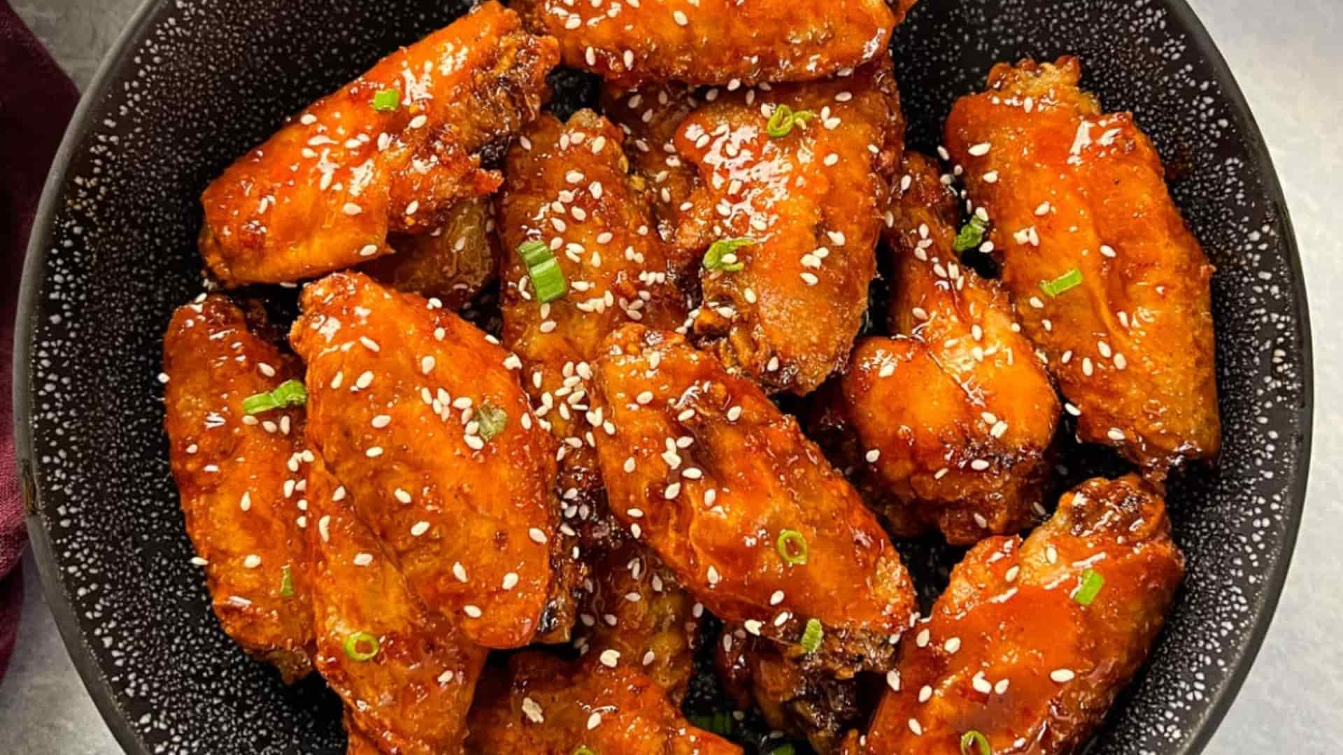 Cánh gà chiên mật ong có màu vàng nâu đẹp mắt, kết hợp vị ngọt nhẹ của mật ong và vị mặn hài hòa.