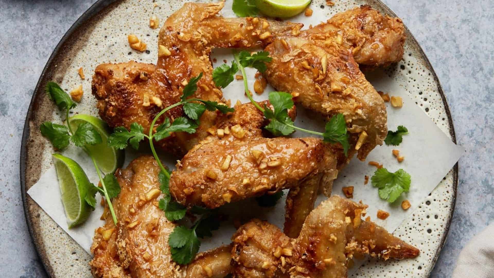 Cánh gà chiên nước mắm có lớp da vàng, phủ xốt nước mắm mặn ngọt và thơm nhẹ mùi tỏi.