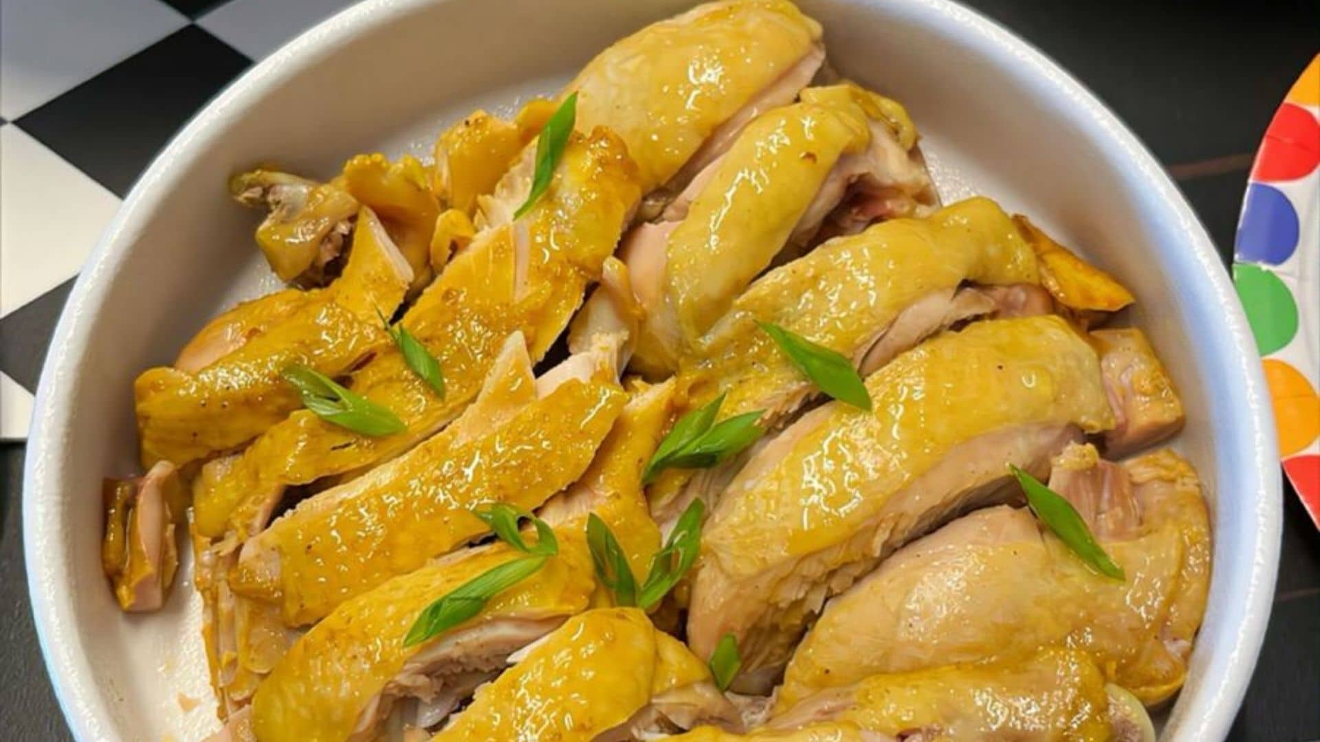 Cánh gà luộc có phần thịt chín mềm, giữ vị ngọt tự nhiên và phù hợp dùng cùng nhiều loại nước chấm.