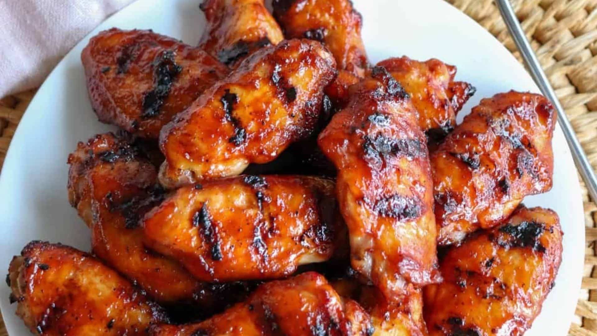 Cánh gà nướng BBQ có phần da vàng nâu, phết xốt BBQ và phù hợp dùng làm món khai vị hoặc món ăn nhẹ.