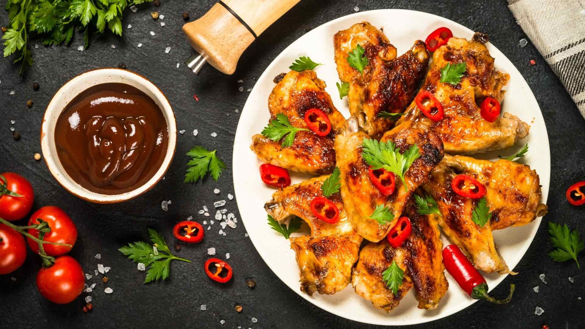 Cánh gà nướng muối ớt có màu vàng đẹp, thơm mùi tỏi ớt và vị mặn cay vừa phải.