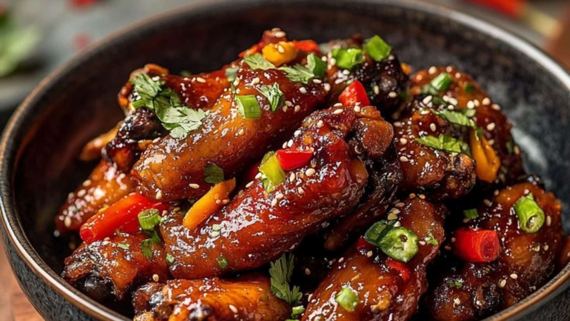 Cánh gà xốt me chua ngọt phủ lớp xốt me hài hòa giữa vị chua và ngọt, kết hợp cùng phần cánh gà chiên vàng.