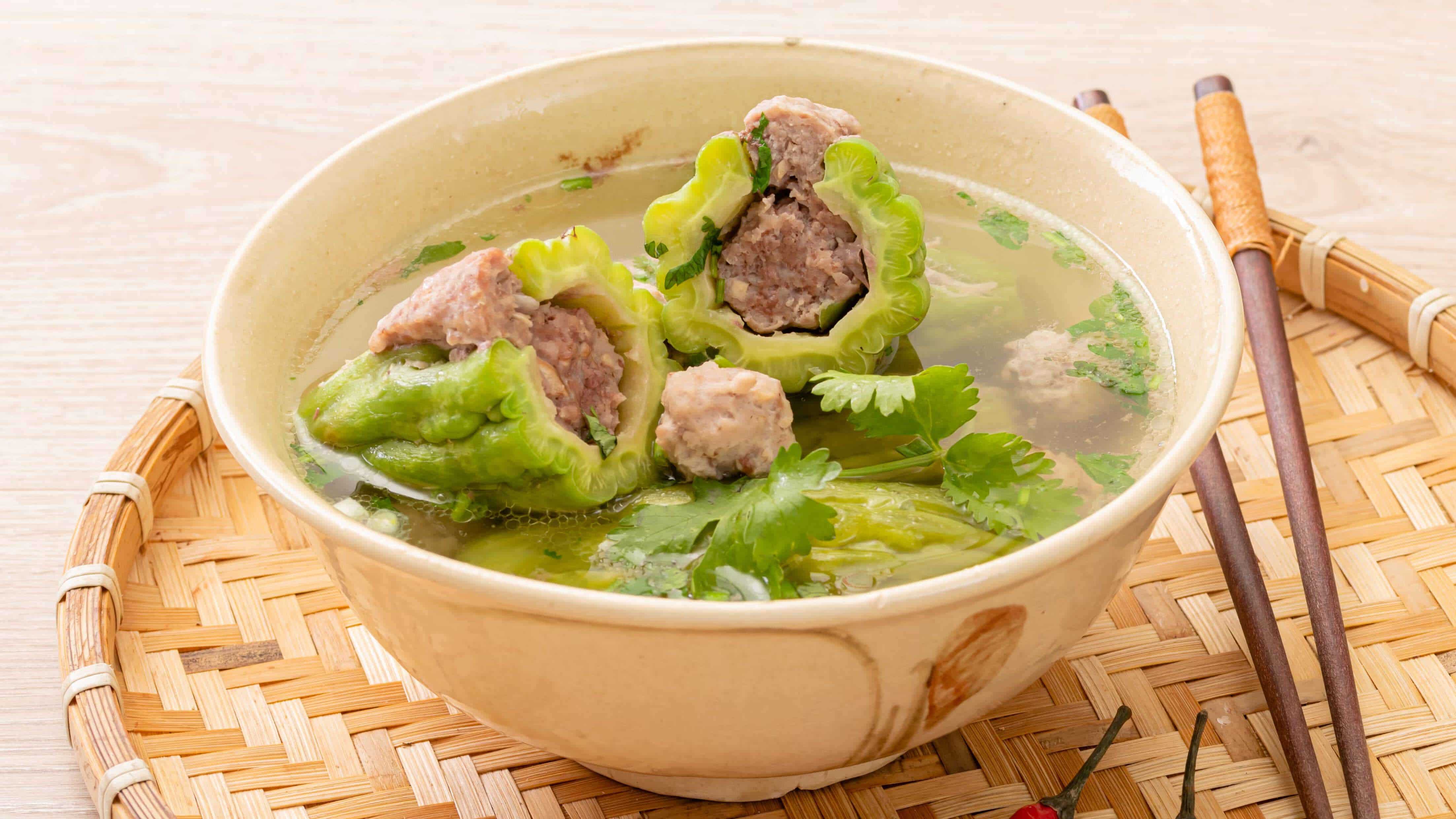 Canh khổ qua nhồi thịt cân bằng vị đắng nhẹ và ngọt nhẹ