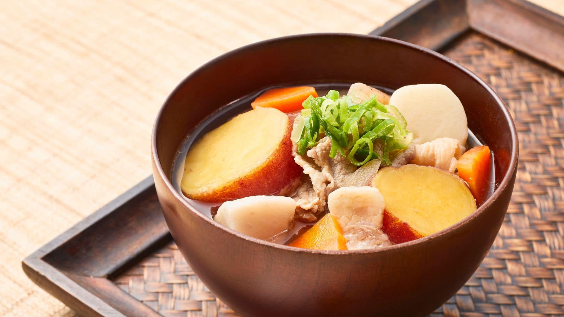 Canh khoai tây nấu sườn thanh ngọt với khoai tây mềm bùi và sườn heo hầm, phù hợp cho bữa cơm gia đình.