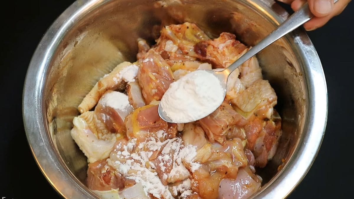 Cắt gà thành miếng vừa ăn