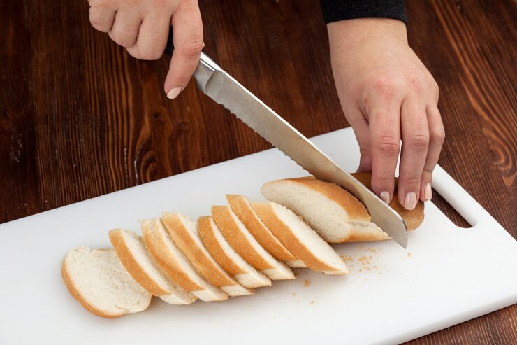 Cắt bánh mì thành từng lát nhỏ