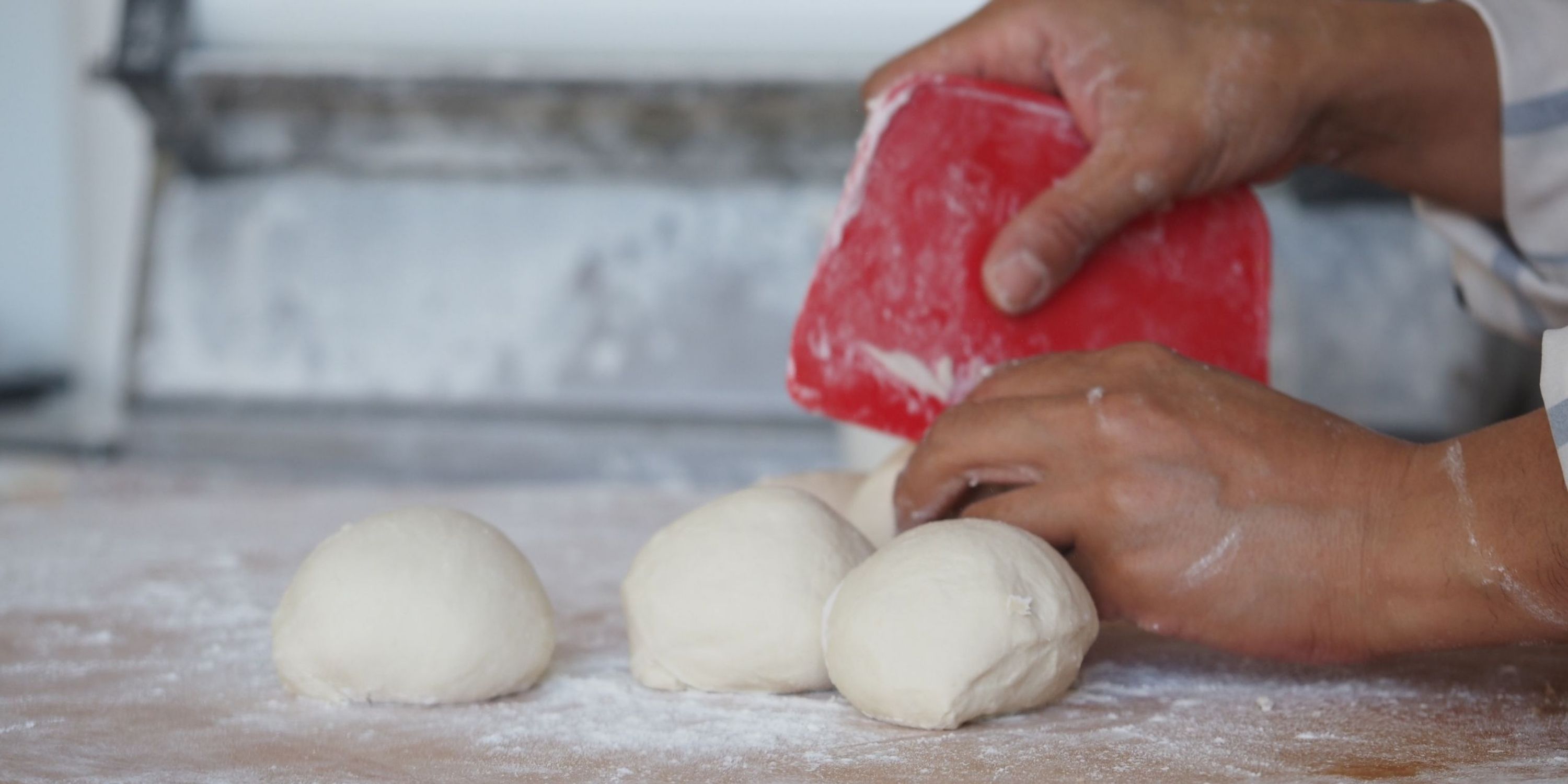 Cắt và chia bột thành các phần