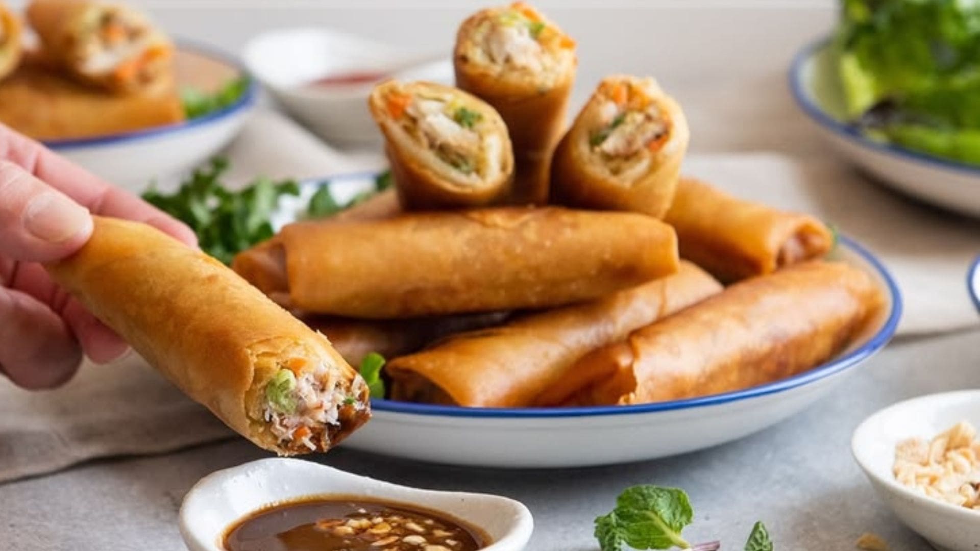 Chả giò cá ngừ với phần nhân cá ngừ, cà rốt, hành tây và nấm mèo được cuốn trong lớp bánh vàng.