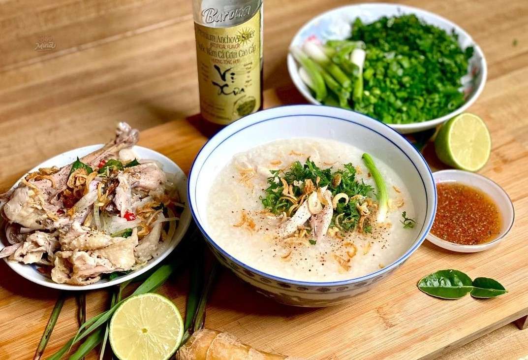 Cháo gà giản dị cùng thịt gà mềm ngọt