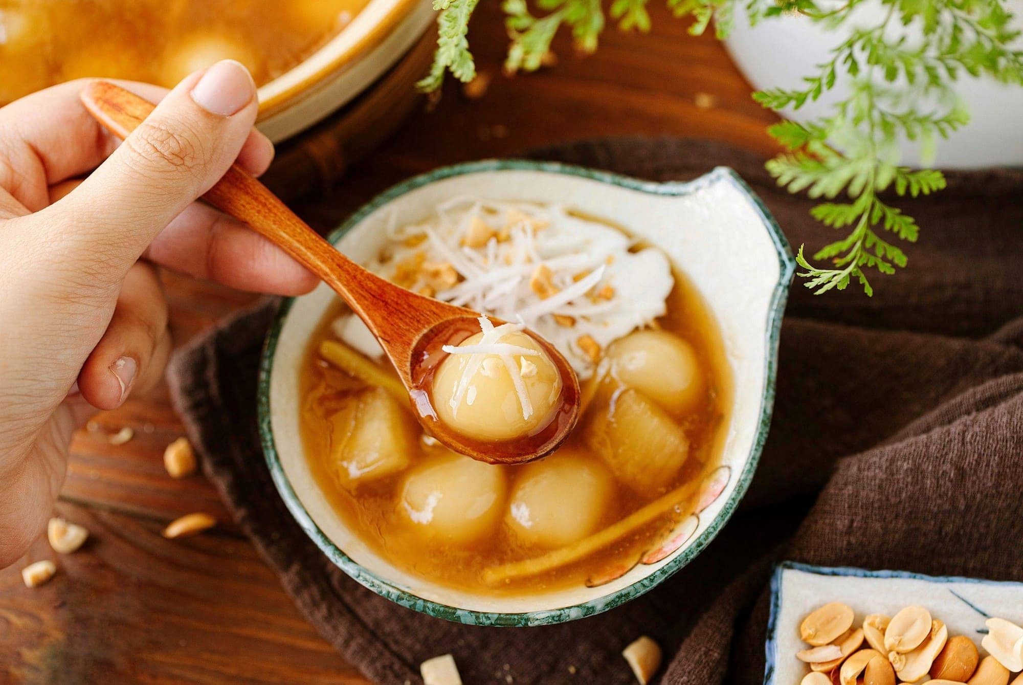 Chè ý nóng với nước gừng ấm nóng