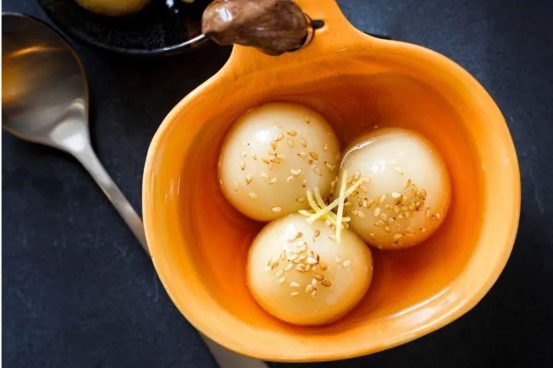 Chè trôi nước mềm dẻo, nhân đậu bùi ăn cùng nước gừng ấm