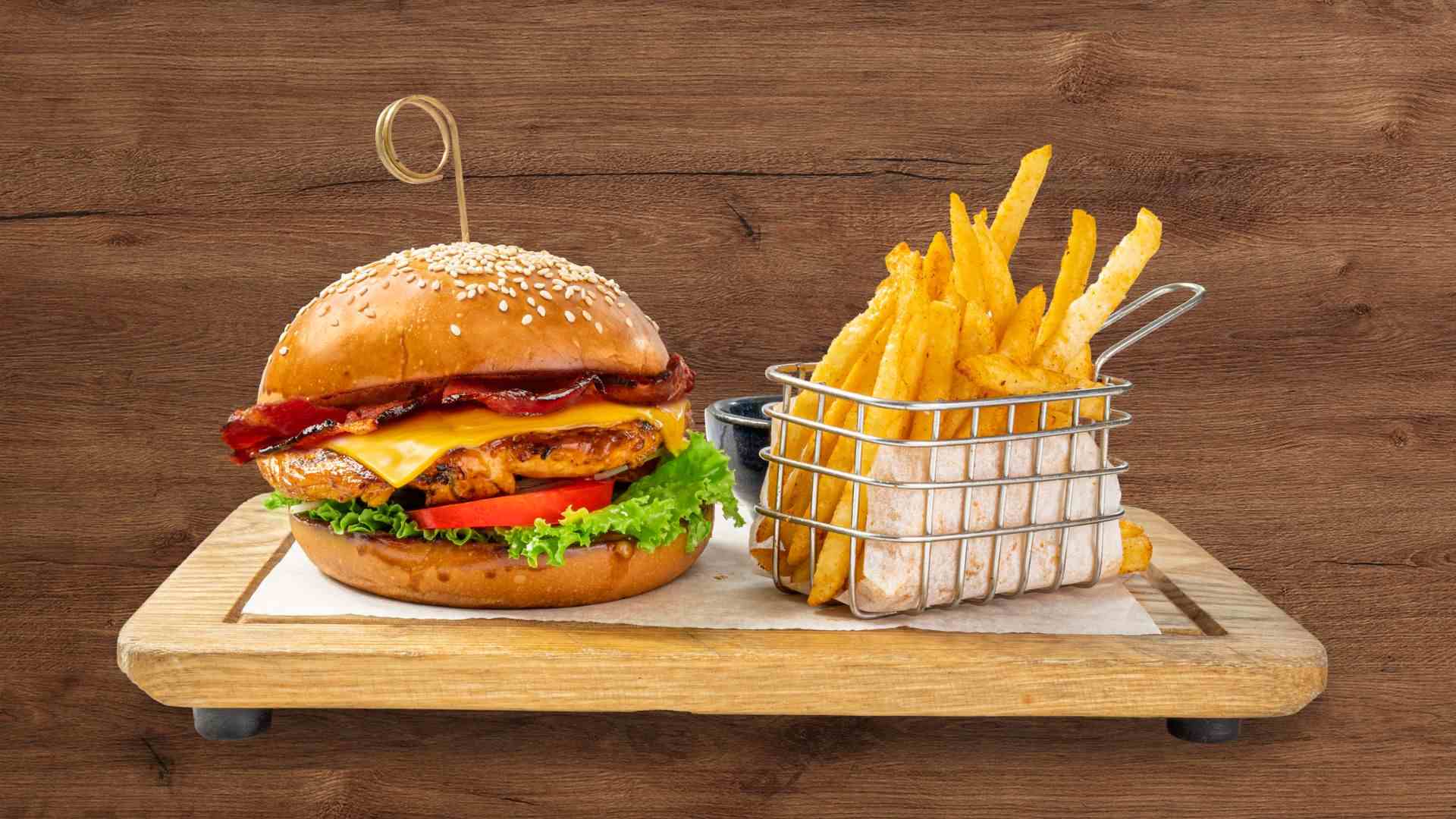Meat Lover's Platter với nhiều loại thịt nướng theo phong cách Âu, phù hợp để chia sẻ cùng gia đình và bạn bè.