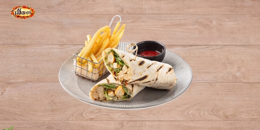 Lá bột mì cuộn gà nướng và salad Caesar dùng kèm khoai tây chiên