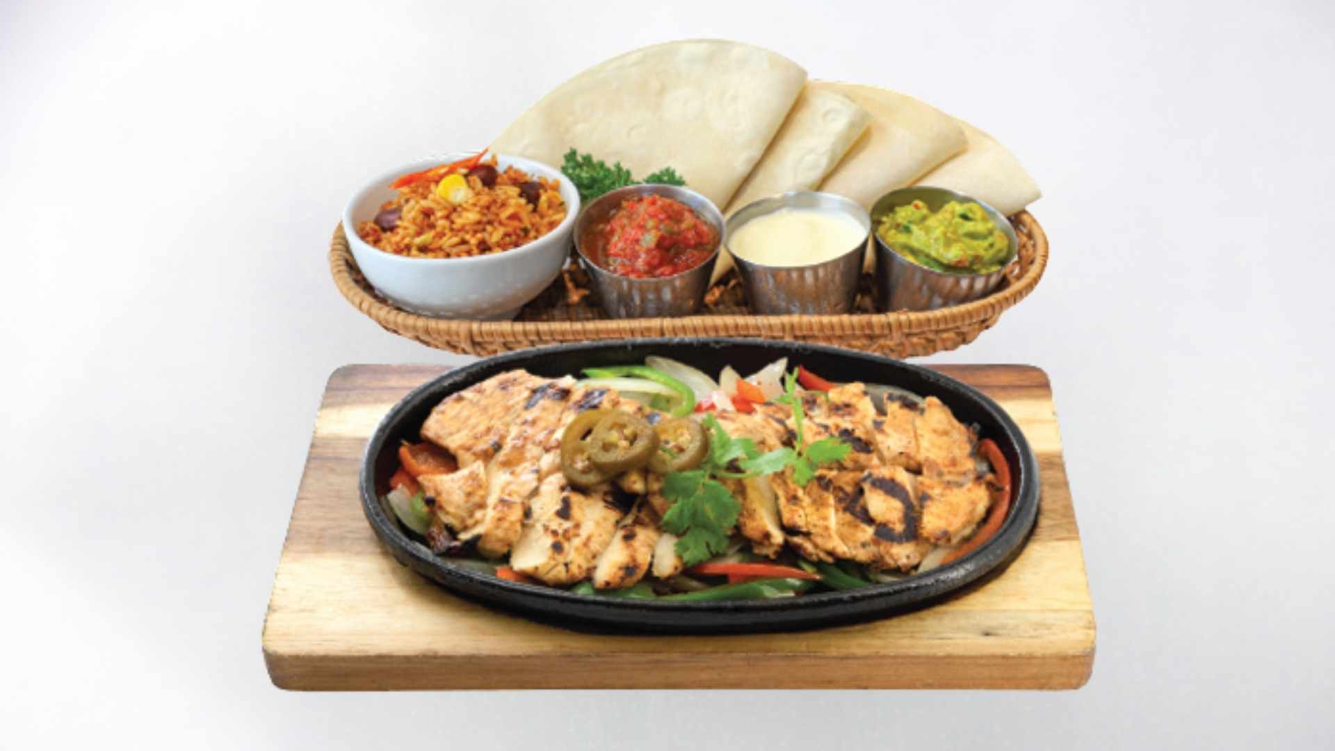Chicken Fajitas hấp dẫn với thịt gà áp chảo, rau củ và bánh tortilla nóng hổi
