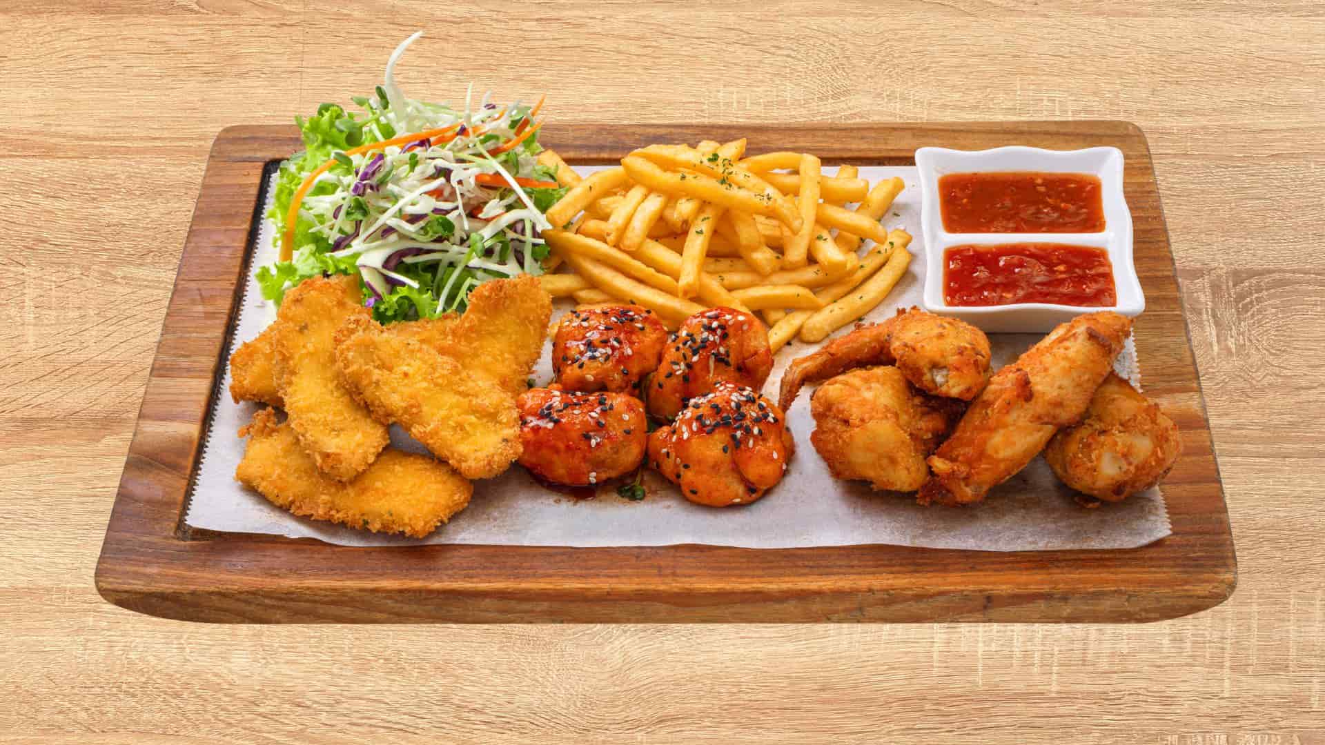 Chicken Platter gồm nhiều món gà chế biến theo phong cách Âu, dùng kèm khoai tây chiên sợi.