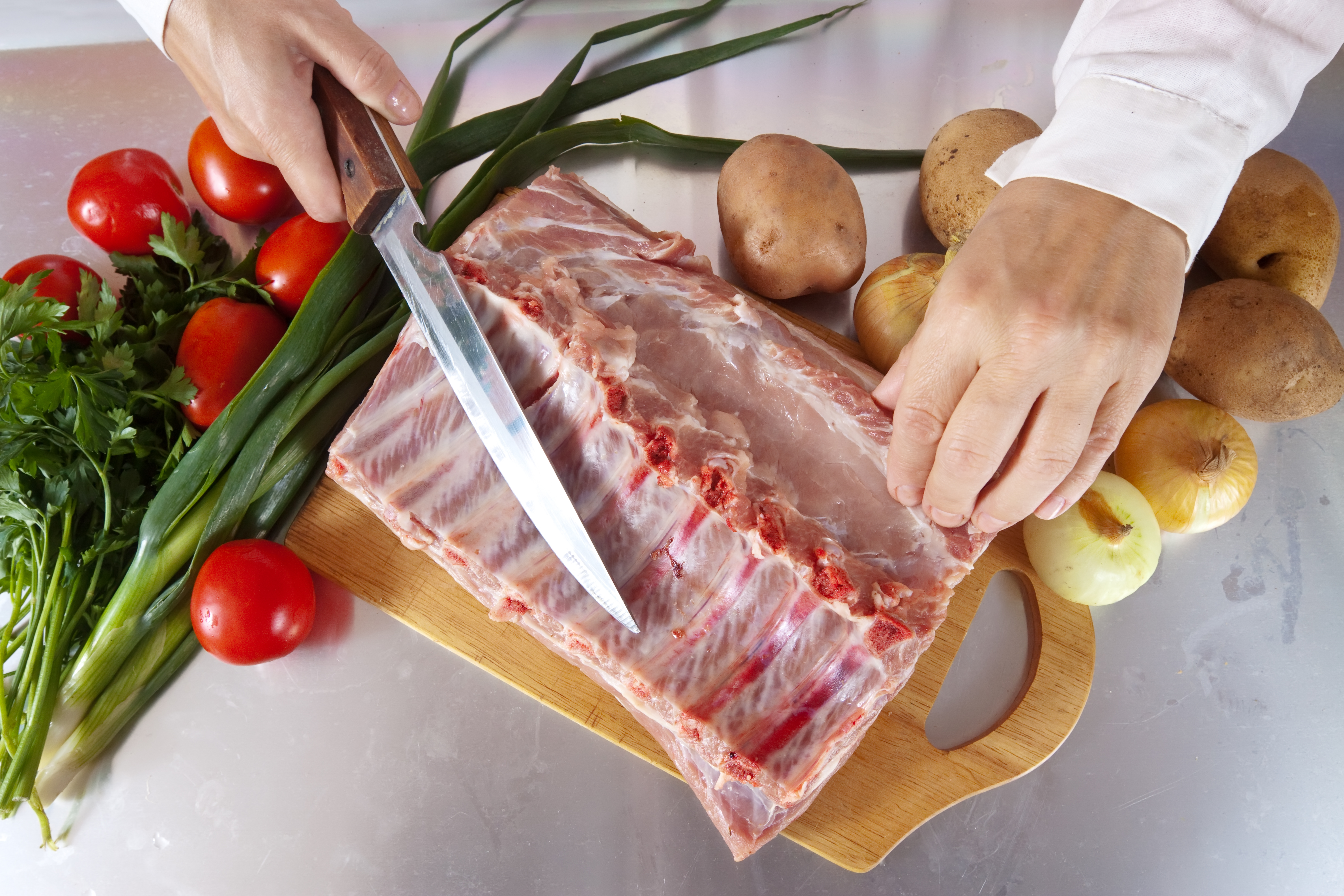 Chọn nguyên liệu sườn heo tươi ngon