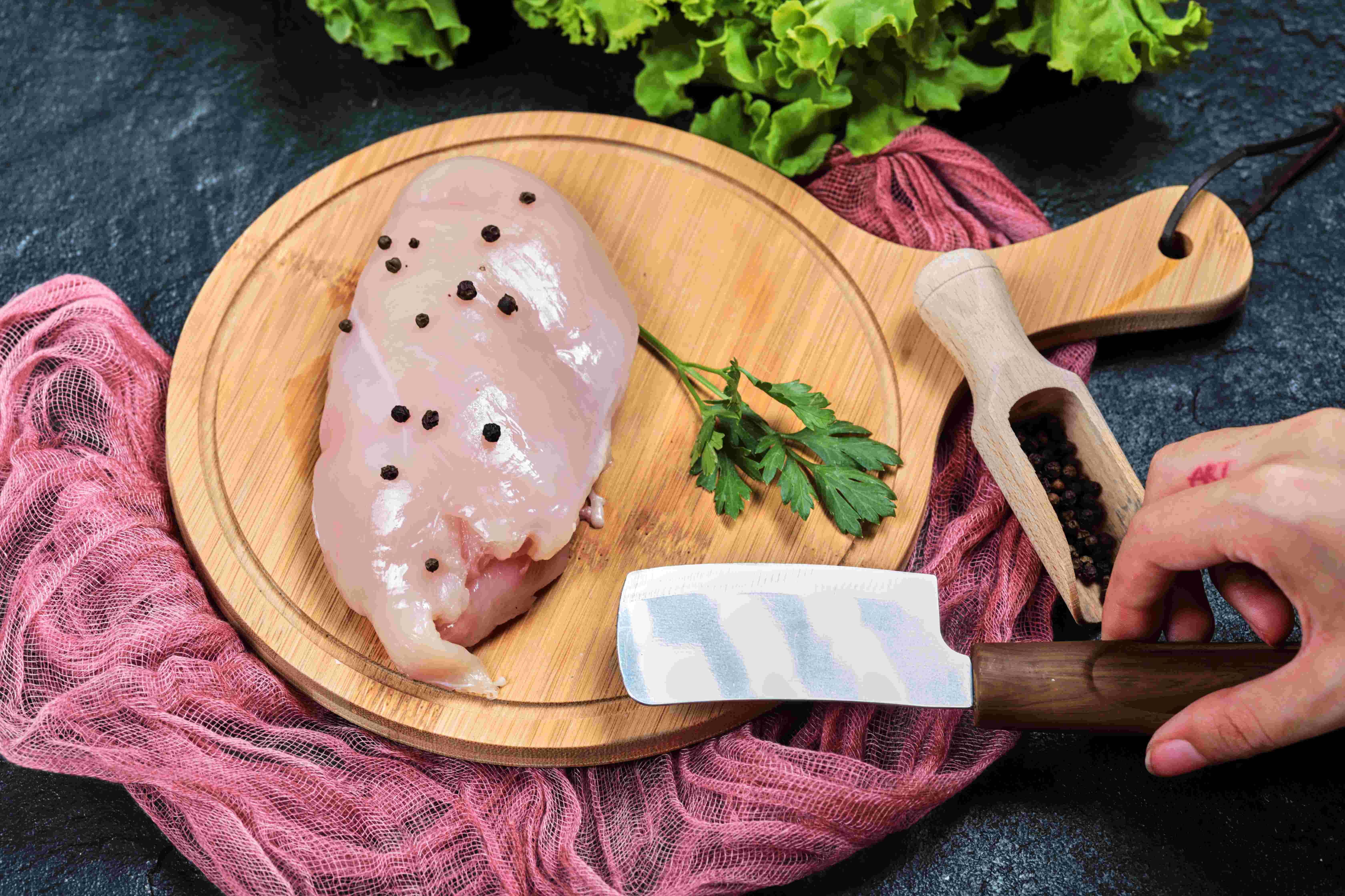Ức gà tươi ngon có màu hồng, da sáng và không có vết thâm