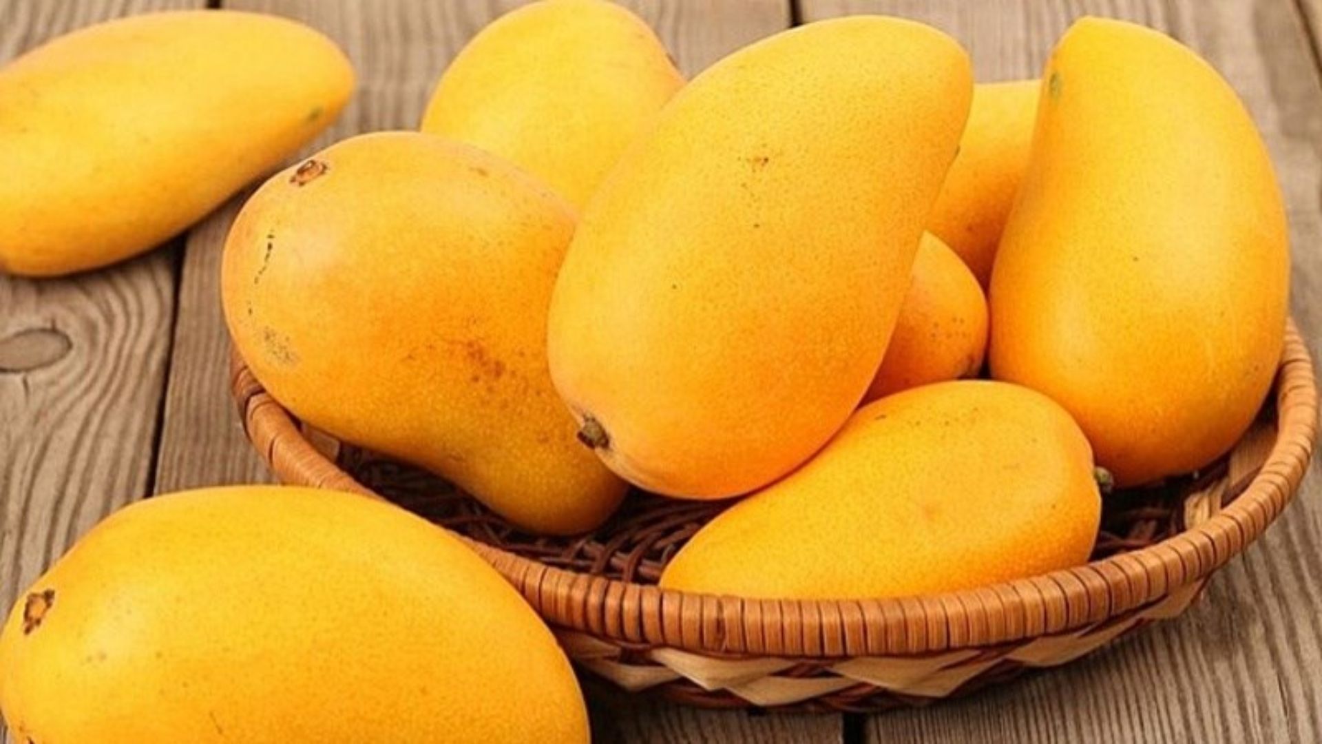 Chọn xoài chín để có độ ngọt và thơm tự nhiên