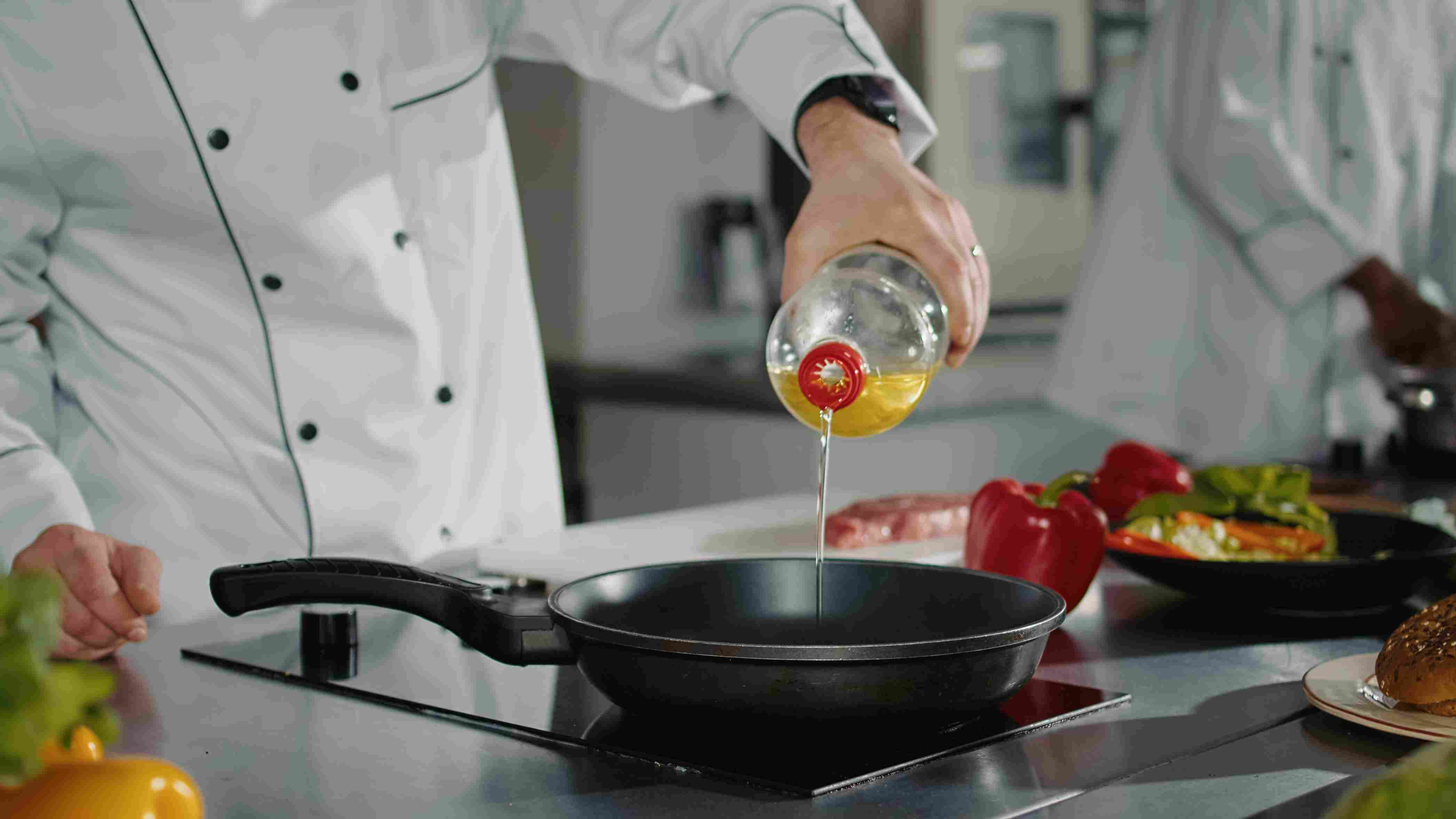 Chuẩn bị dầu chiên và giữ ở nhiệt độ 160-170°C
