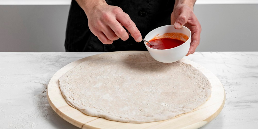Chuẩn bị đế bánh pizza