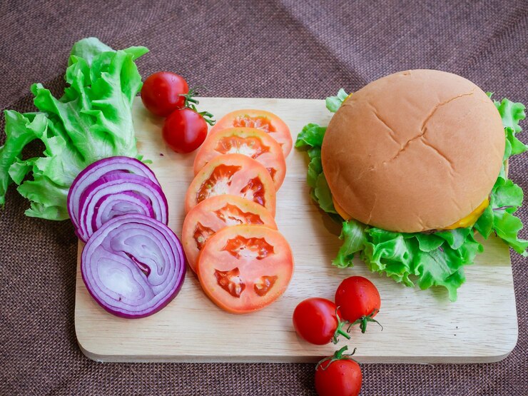 Chuẩn bị rau củ để hoàn thiện phần nhân burger