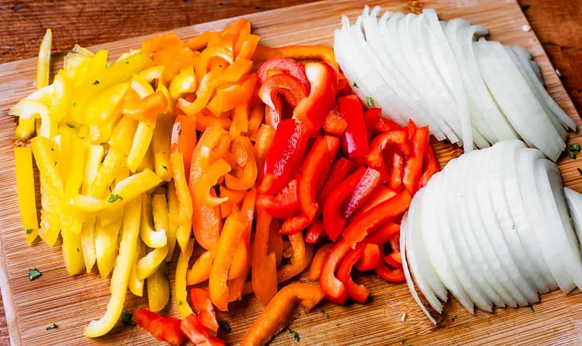 Cắt ớt chuông và hành tây