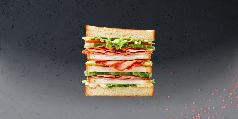 Club sandwich nhiều tầng với rau, trứng, thịt gà và bacon.