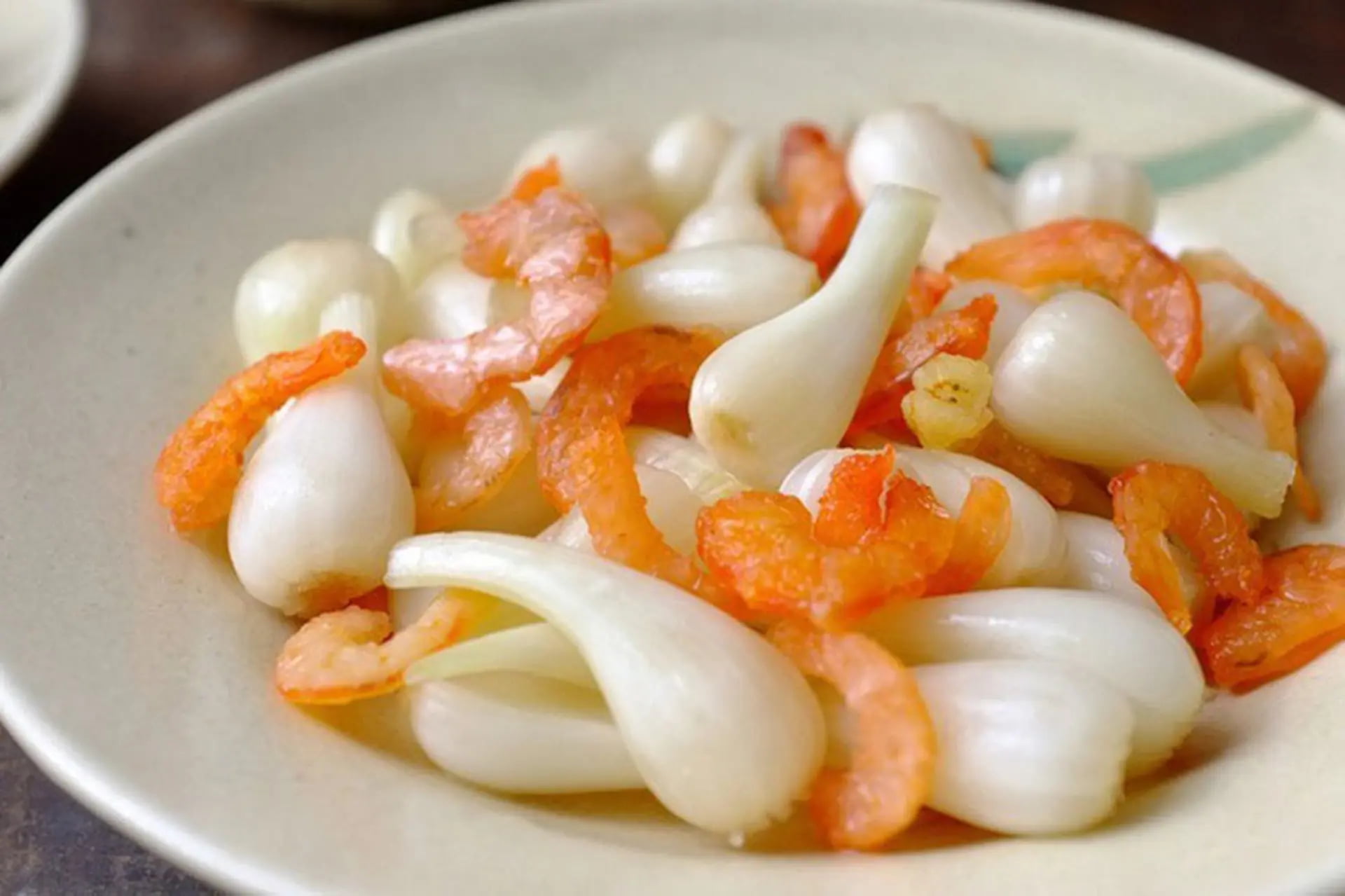Củ kiệu giòn giòn quyện tôm khô ngọt đậm