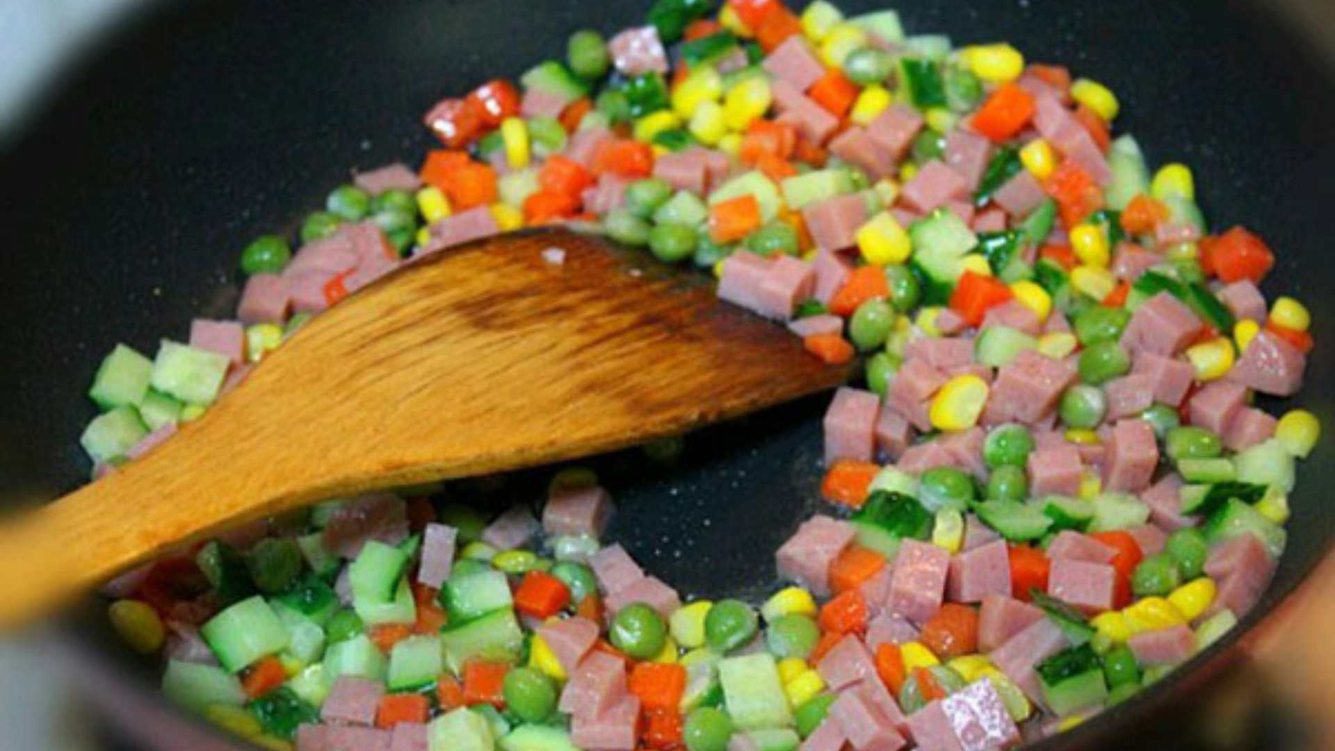 Xào chín tôm, jămbông cùng các loại rau củ trên chảo nóng