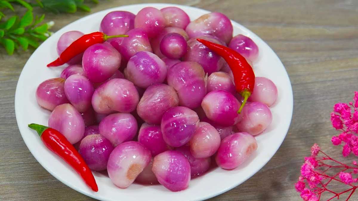 Dưa hành giòn chua, ăn kèm món nào cũng vừa miệng