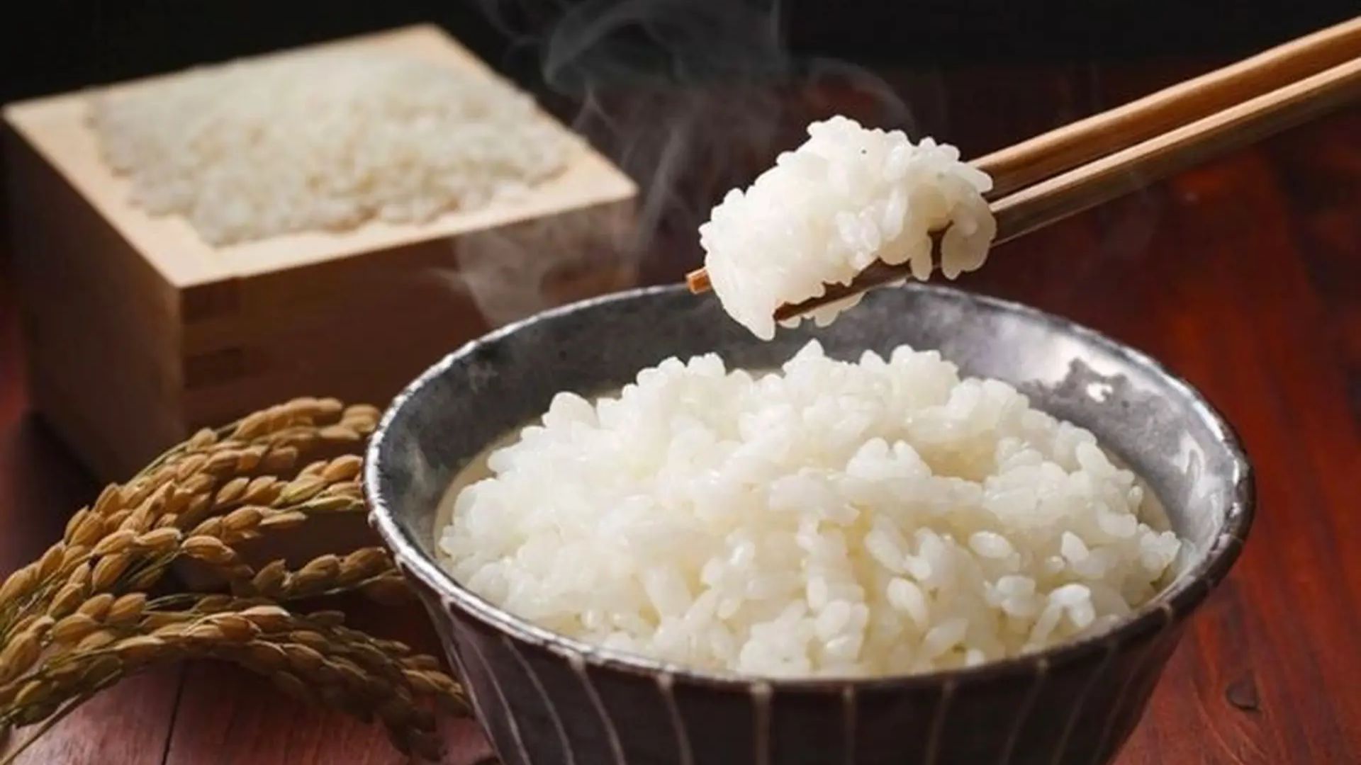 Ưu tiên dùng cơm nguội hoặc cơm đã được để trong ngăn mát tủ lạnh