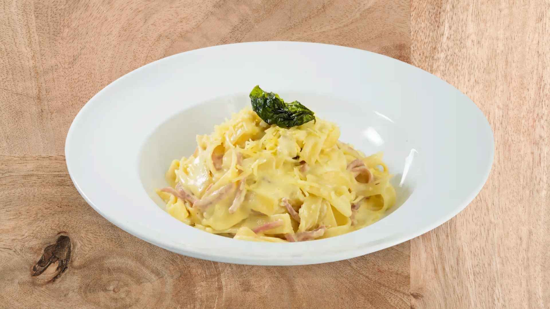 Fettuccine Carbonara kết hợp mỳ ý sợi dẹt, jămbông, phô mai và xốt kem