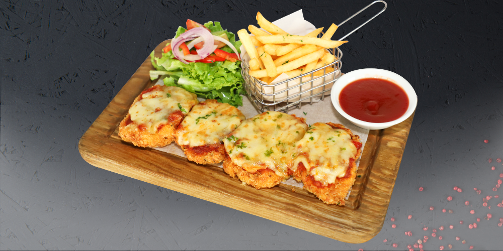 Những miếng gà giòn tan bên ngoài, mềm ngọt bên trong khi kết hợp cùng xốt Cheddar béo