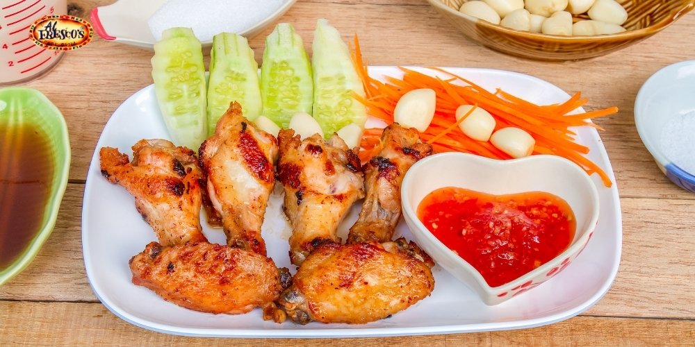 Gà chiên giòn phủ nước mắm tỏi thơm lừng với hương vị mặn ngọt đậm đà