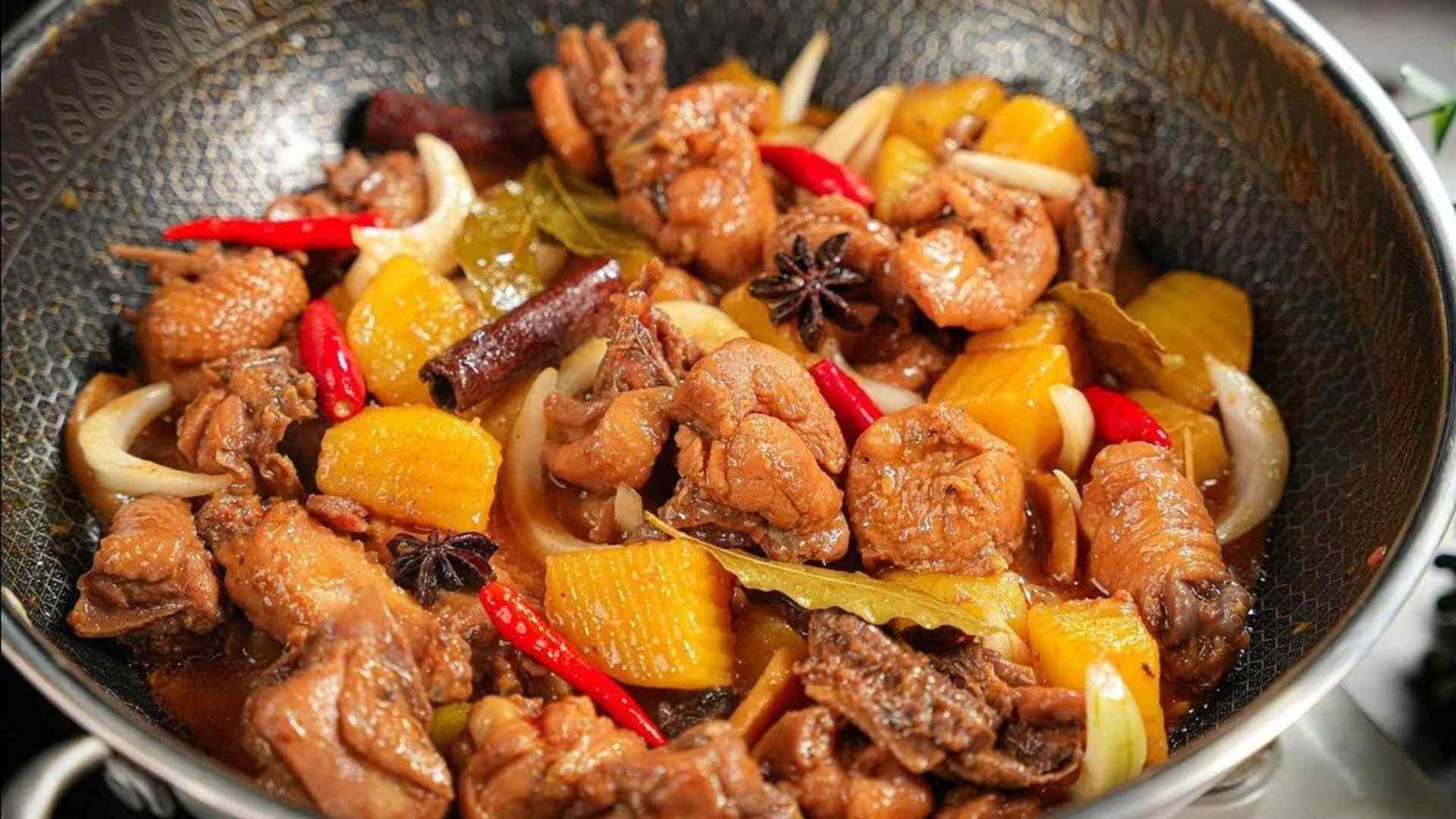 Gà kho khoai tây đậm đà với khoai tây mềm bùi thấm vị, là món ăn đưa cơm quen thuộc.