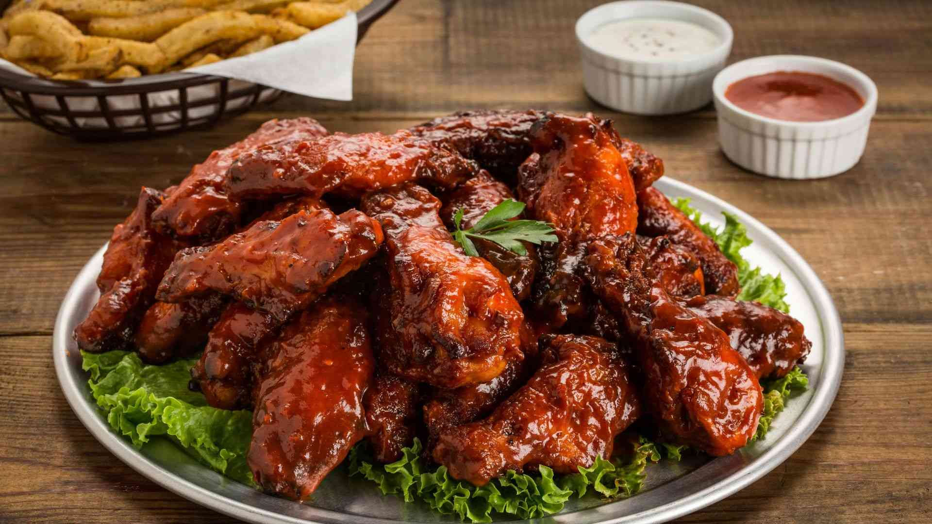Gà nướng BBQ phủ xốt đậm đà, thơm lừng và đậm vị sau khi nướng.