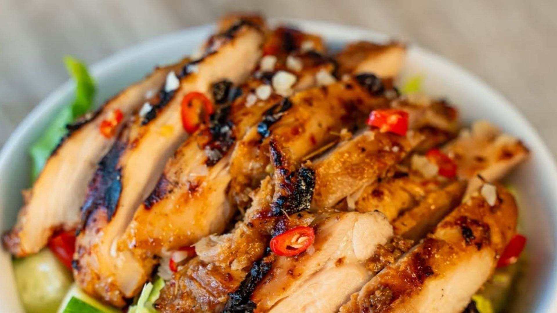 Gà nướng sả ớt thơm mùi sả, cay nhẹ và đậm đà sau khi nướng.