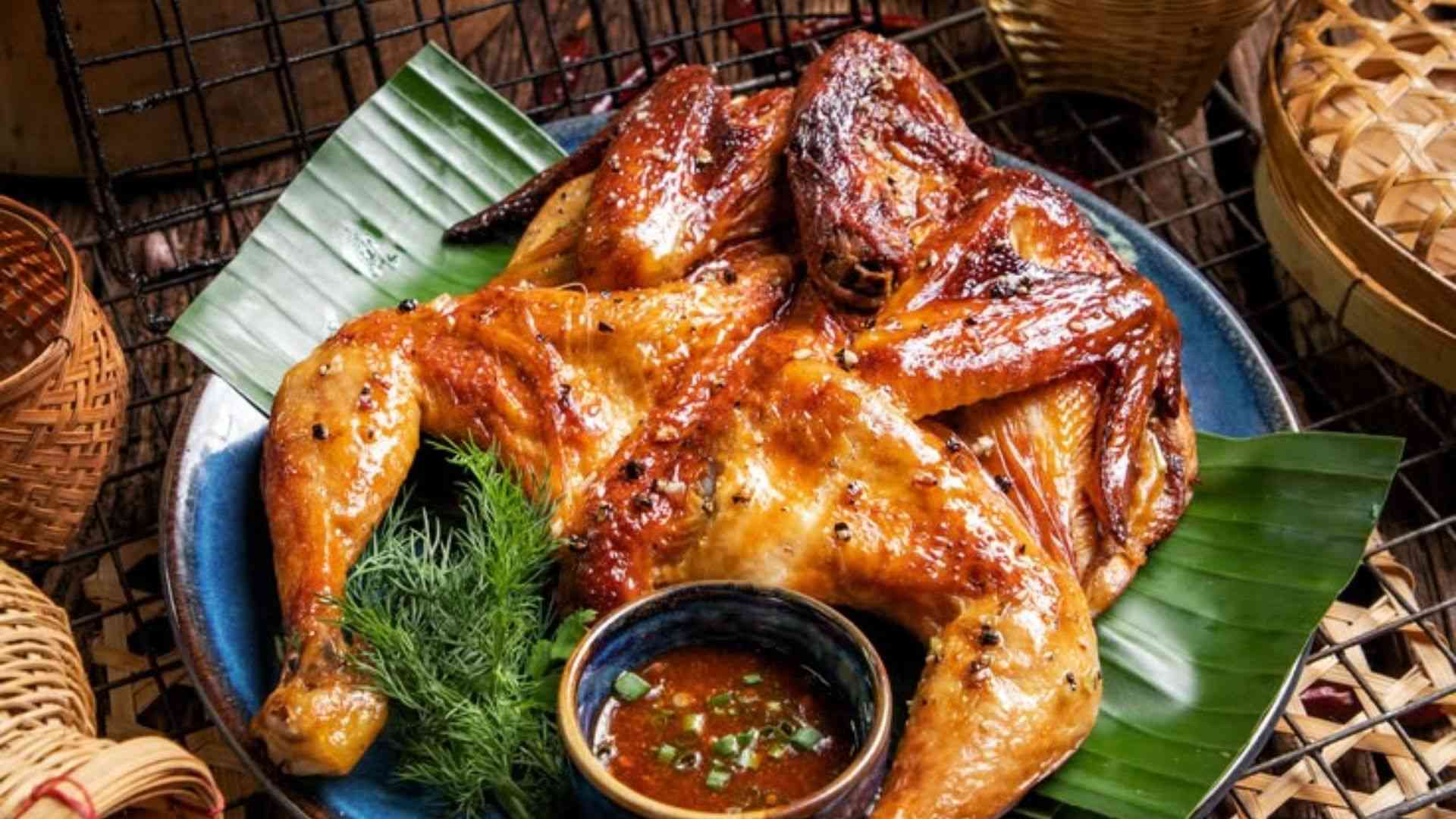 Gà nướng truyền thống thấm đều gia vị, da vàng giòn và thịt mềm mọng.