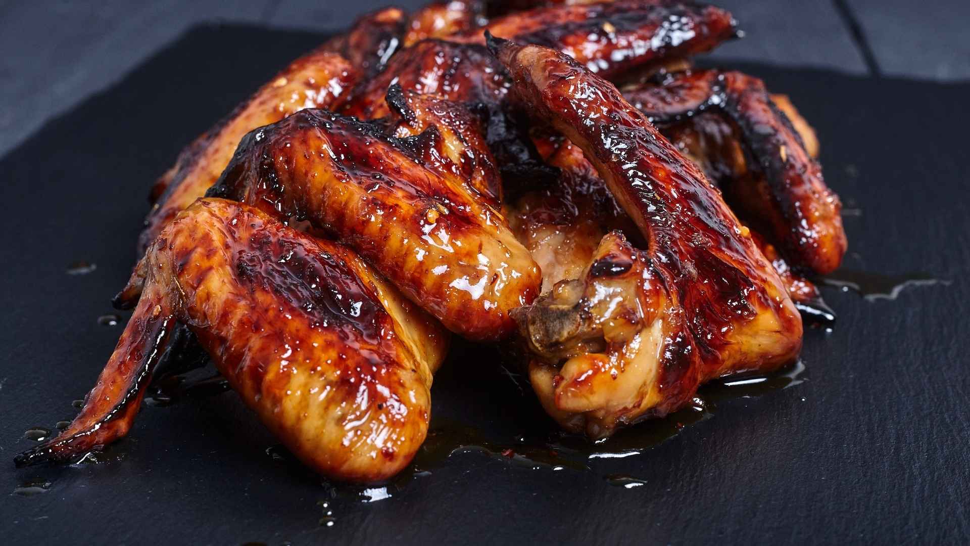 Thưởng thức gà sốt mật ong ngay khi còn nóng để cảm nhận hương vị rõ rệt
