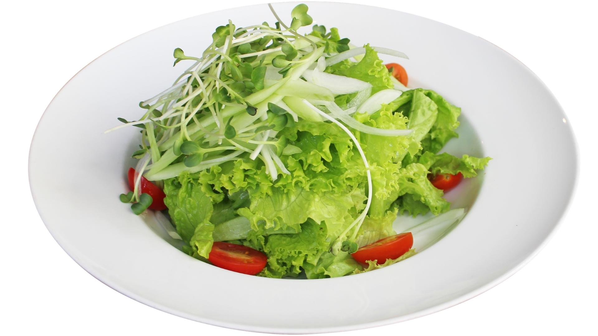 Green Garden Salad có vị chua thanh từ xốt hoà quyện với rau củ tươi ngon
