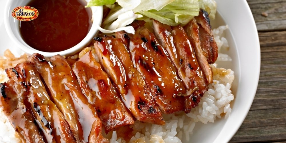 Lớp xốt Teriyaki sánh bóng hòa quyện cùng thịt gà mềm mọng, mang đậm hương vị Nhật Bản