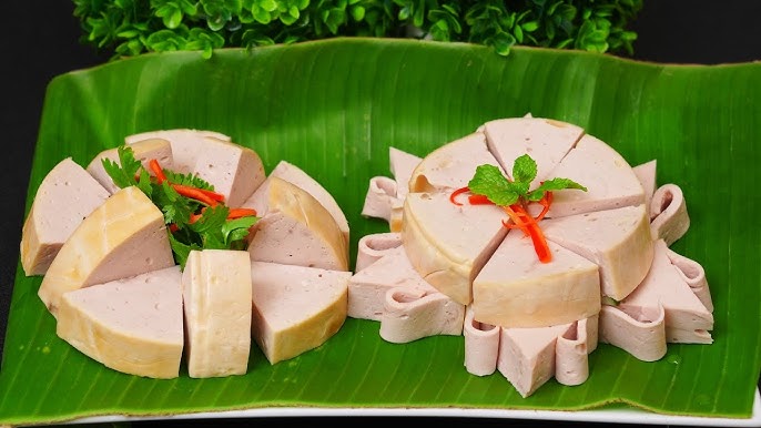 Đĩa giò lụa giản dị tròn vị thuần Việt