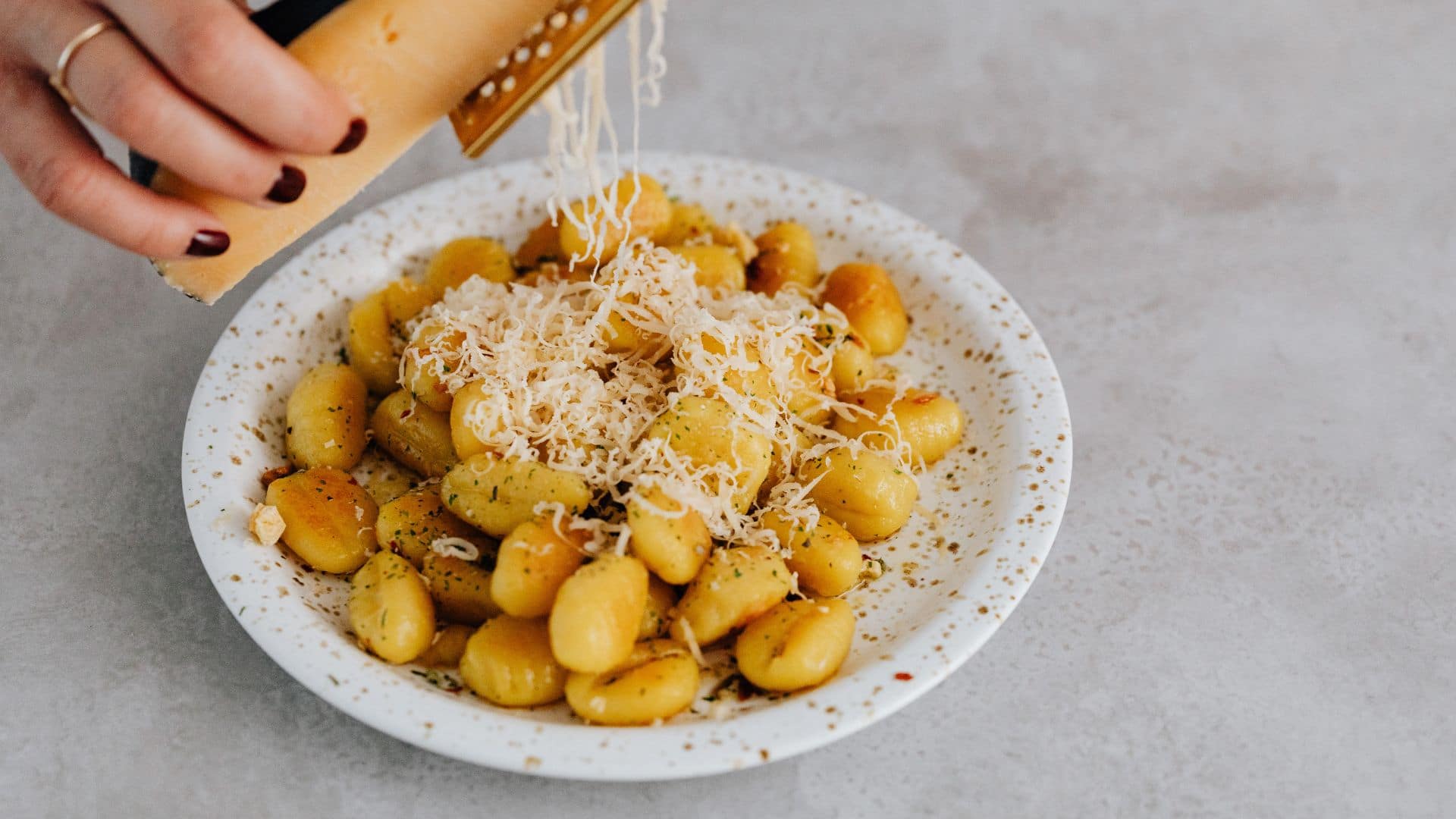 Gnocchi khoai tây mềm bùi theo phong cách Ý, thường dùng cùng các loại xốt kem hoặc xốt cà chua.