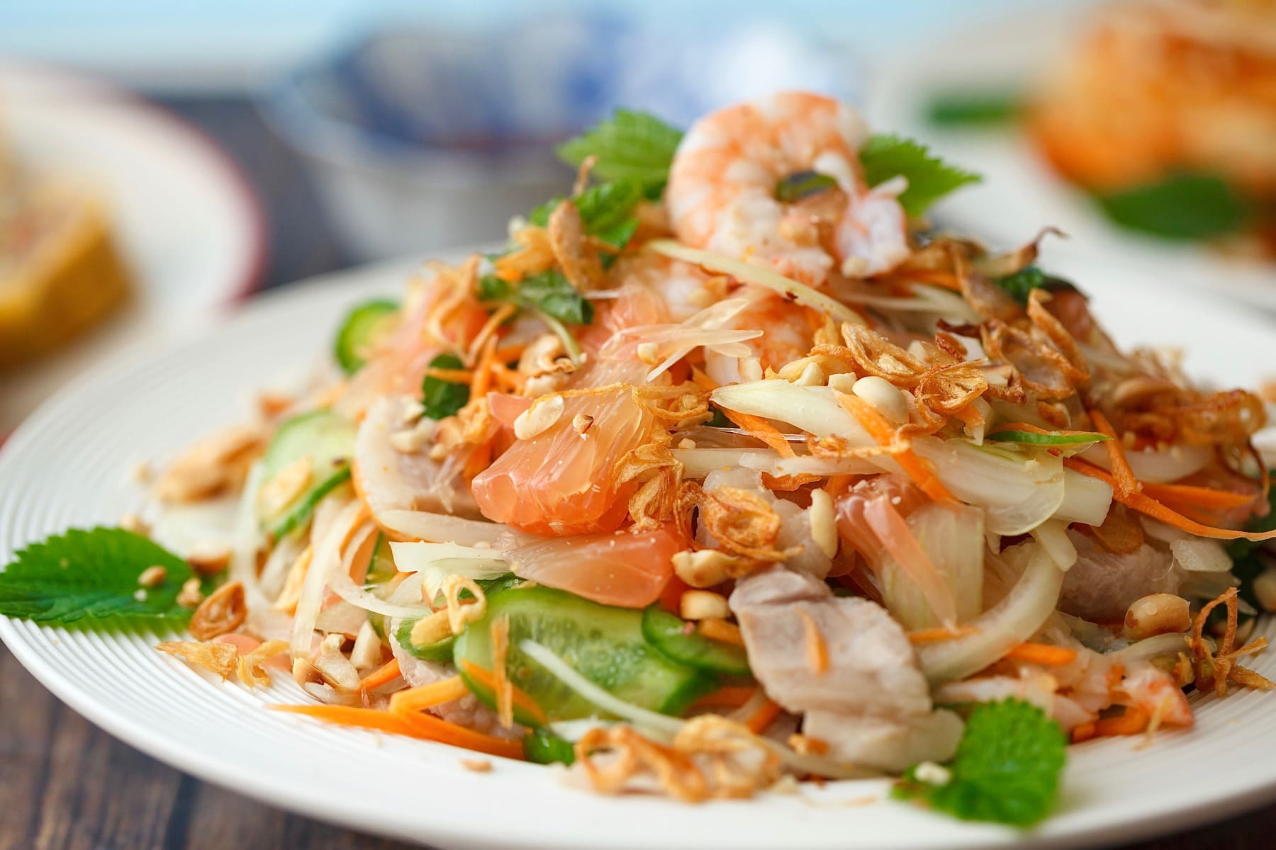 Gỏi tôm thịt thanh mát, trộn đều tôm ngọt, thịt mềm cùng rau thơm