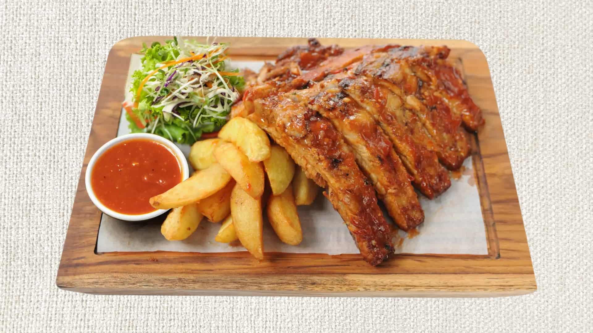 Half Rack Ribs tại Al Fresco's có khoảng 5 - 6 miếng sườn cỡ lớn, dùng kèm salad và khoai tây múi cau.