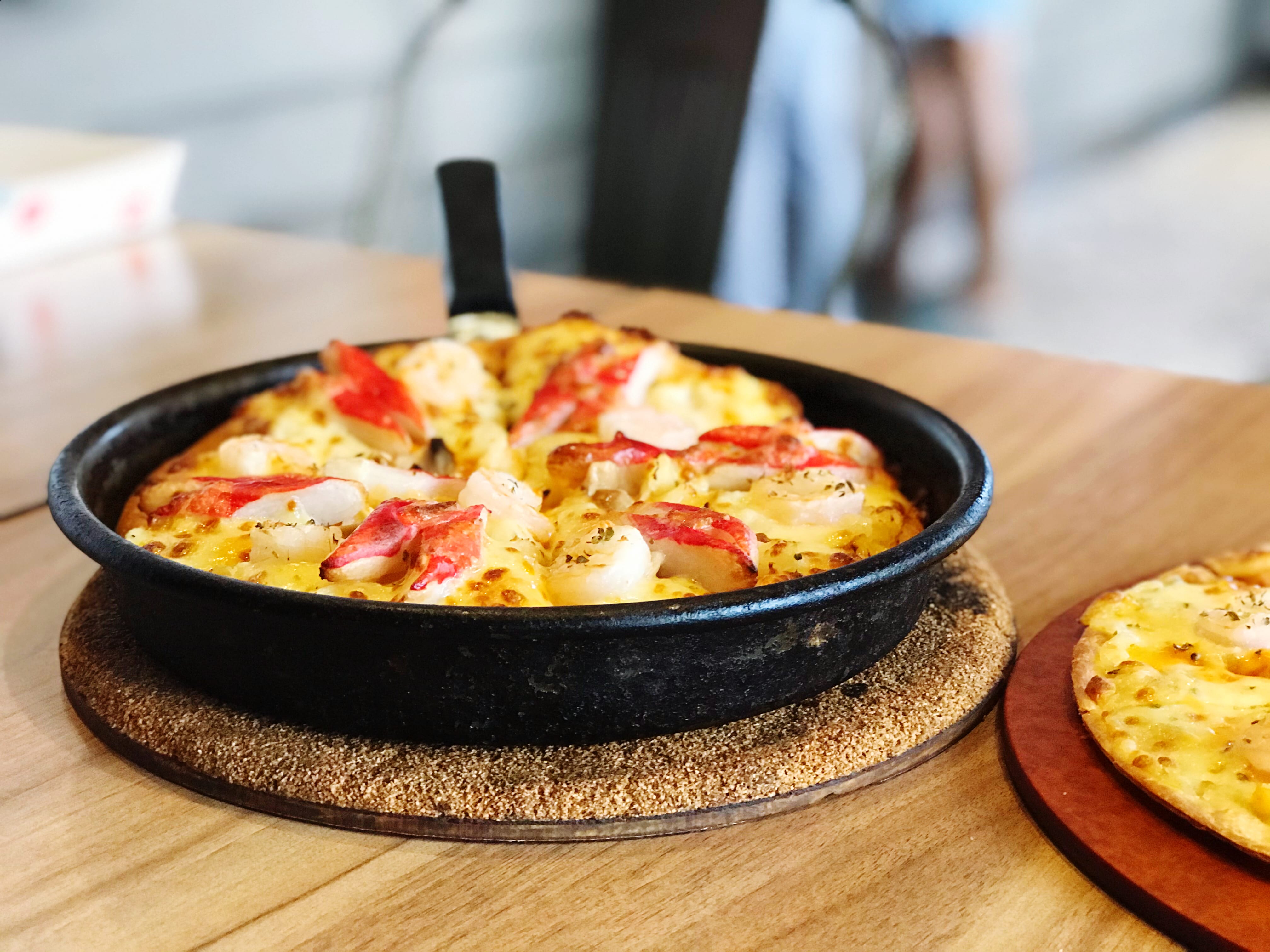 Hâm nóng pizza bằng chảo chống dính