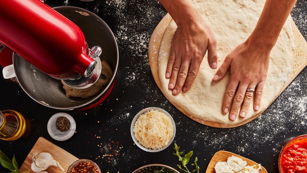 Nhào và cán bộ làm đế bánh pizza
