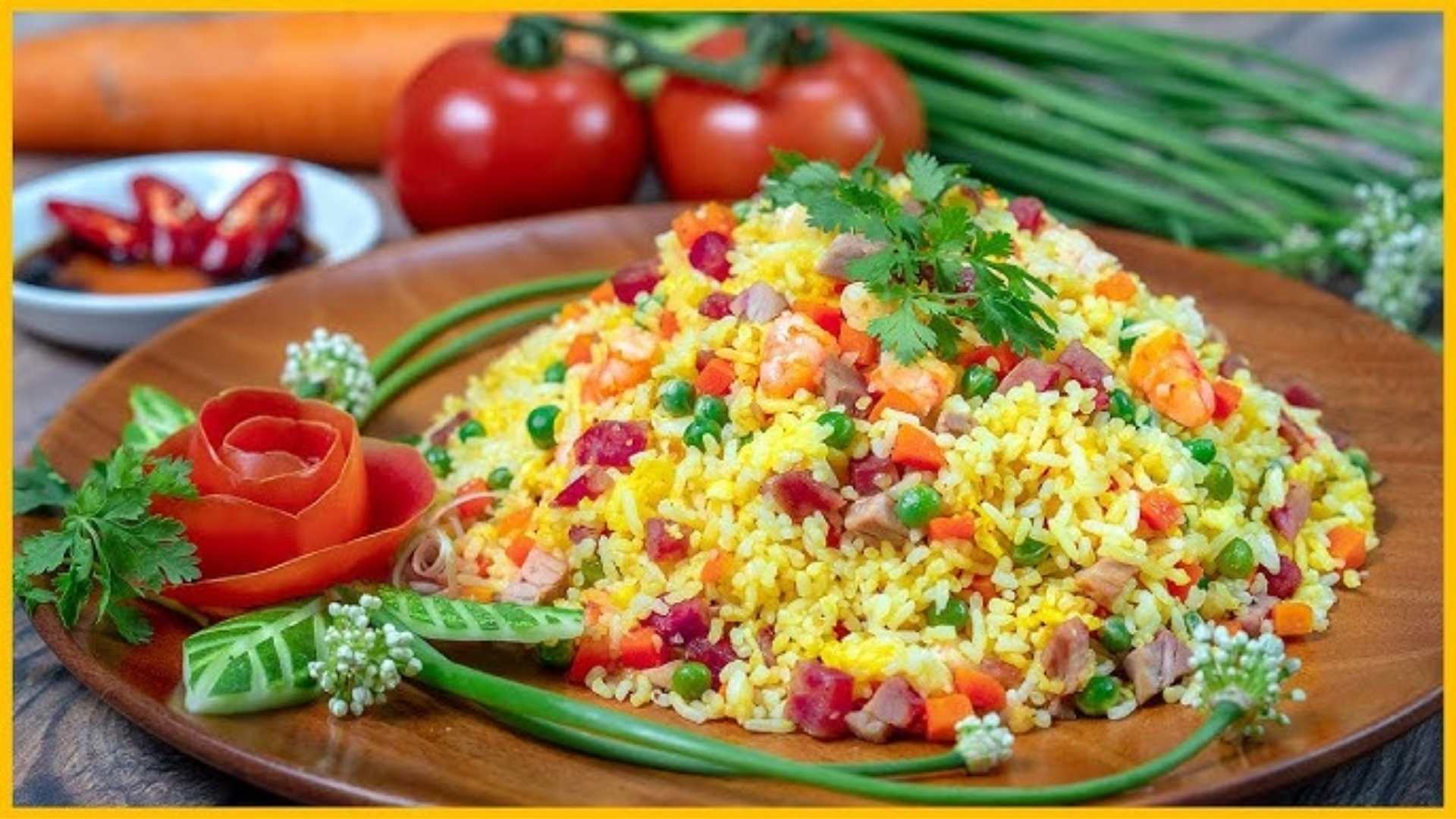 Trộn đều phần nhân cùng cơm chiên và rắc hành lá hoàn thiện món ăn