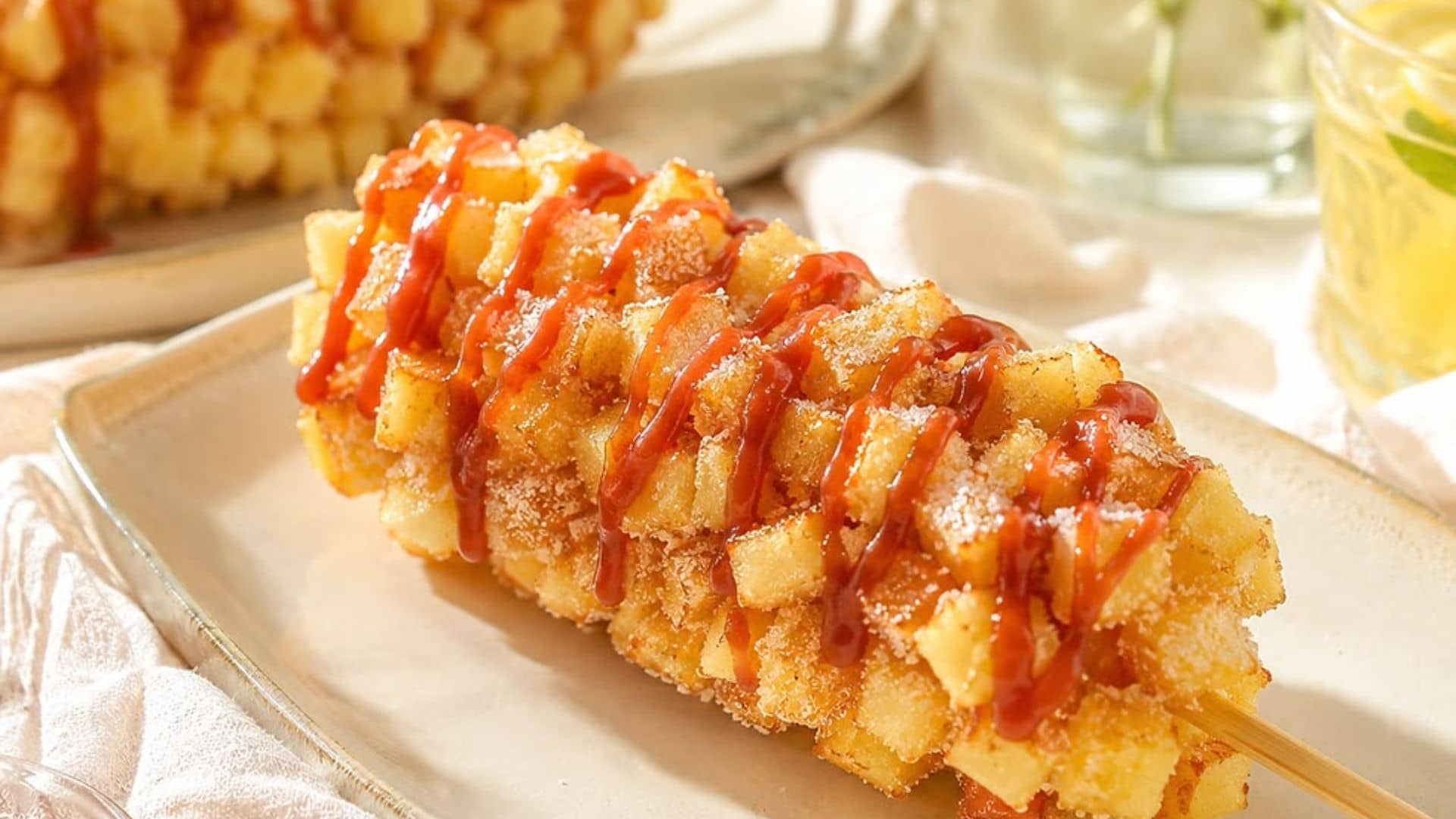 Hotdog khoai tây kết hợp xúc xích mềm cùng lớp khoai tây vàng giòn, thích hợp cho bữa sáng hoặc bữa xế.
